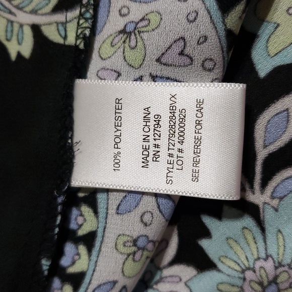 Floral & Ivy Brand Tunic Blouse With A Paisley Print & Bell Sleeves. Size: 1X - Picture 8 of 10